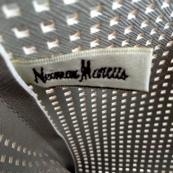 Neiman Marcus White Mesh Tote Bag - Picture 4 of 8